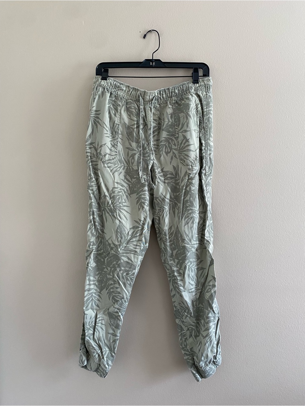 C&C California Light Green Tropical Print Jogger Pants Size Medium
